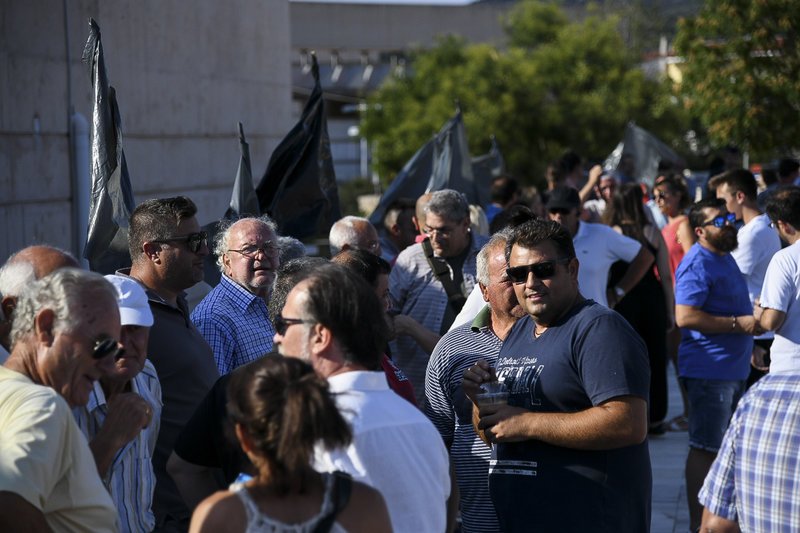 Οργή στον Μαραθώνα: Χωρίς Ψινάκη το Δημοτικό Συμβούλιο -«Παραιτηθείτε όλοι, μας κάψατε!» [βίντεο] | iefimerida.gr 1