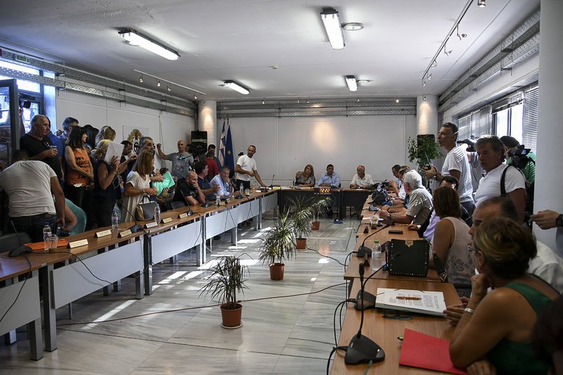Οργή στον Μαραθώνα: Χωρίς Ψινάκη το Δημοτικό Συμβούλιο -«Παραιτηθείτε όλοι, μας κάψατε!» [βίντεο] | iefimerida.gr 2