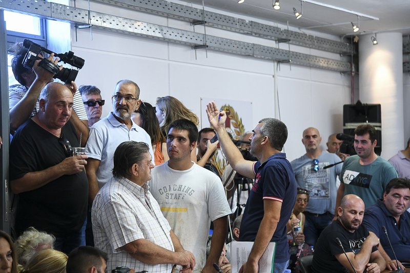 Οργή στον Μαραθώνα: Χωρίς Ψινάκη το Δημοτικό Συμβούλιο -«Παραιτηθείτε όλοι, μας κάψατε!» [βίντεο] | iefimerida.gr 3