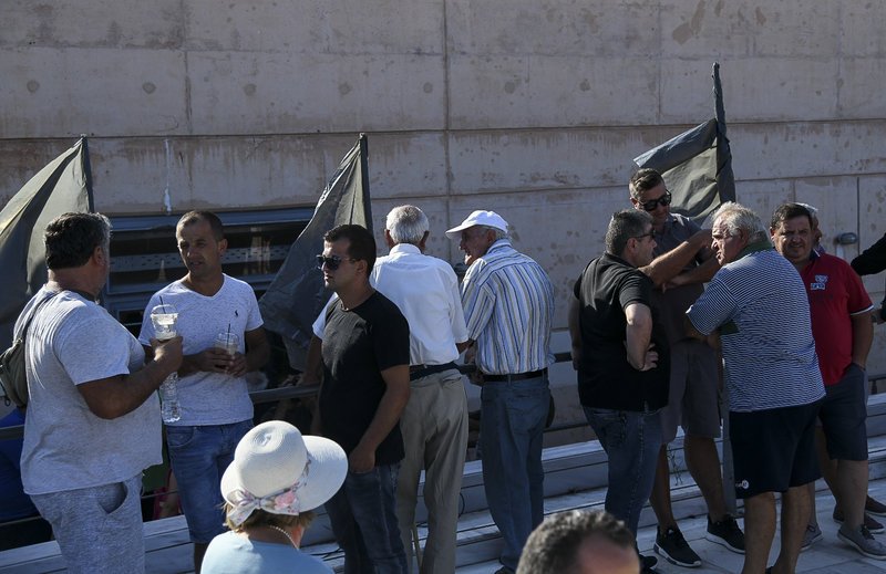 Οργή στον Μαραθώνα: Χωρίς Ψινάκη το Δημοτικό Συμβούλιο -«Παραιτηθείτε όλοι, μας κάψατε!» [βίντεο] | iefimerida.gr 0