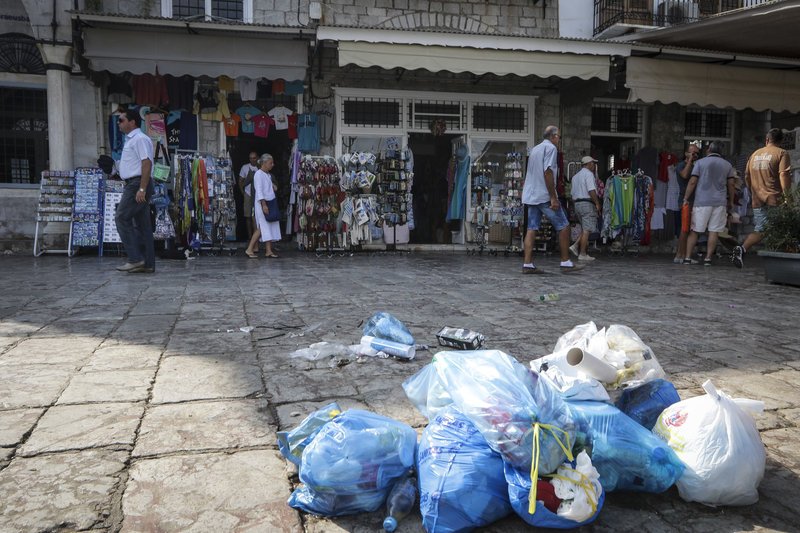 Πέρα από όλα τα άλλα, το λιμάνι γέμισε και με σκουπίδια