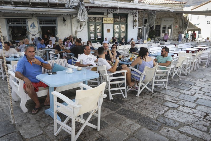 Μην μπορώντας να κάνει κανείς και πολλά πράγματα, πολλοί επέλεξαν να πάνε για έναν καφέ...