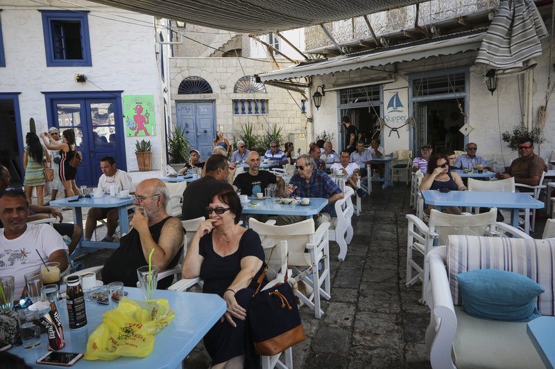 Χωρίς ρεύμα και νερό, λίγες οι επιλογές. Πολλοί, έτσι, επέλεξαν να πιουν έναν καφέ στο λιμάνι