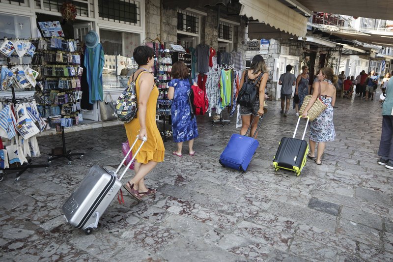 Μια βόλτα στο λιμάνι λίγο πριν φύγουν από την Υδρα