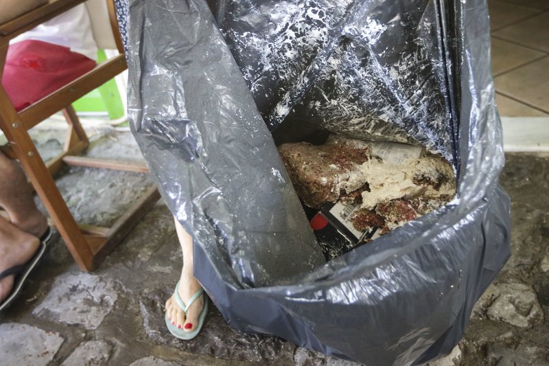 Σε μαύρες σακούλες επαγγελματίες πετούν ό,τι είχαν αποθηκευμένο στο ψυγείο τους
