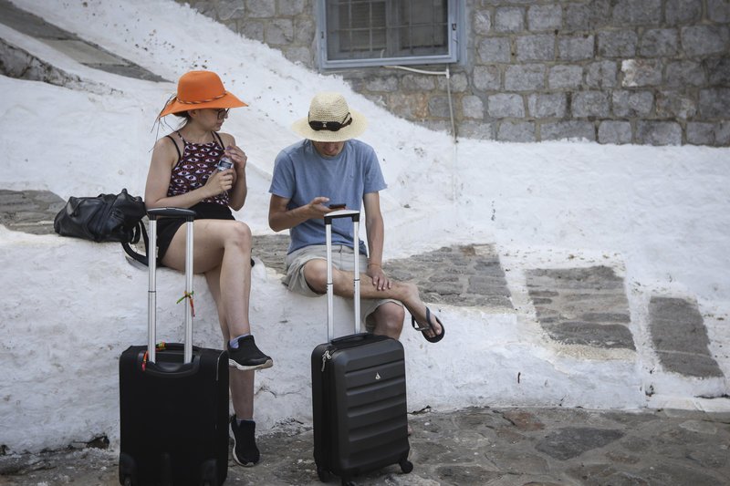 Αρκετοί προτίμησαν να επισπεύσουν την αναχώρησή τους από την Υδρα