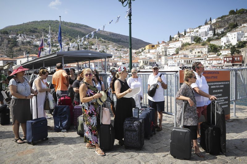 Σπέτσες, Πόρος ή και Αθήνα ο επόμενος προορισμός για τους τουρίστες που δεν μπόρεσαν να μείνουν σε ένα νησί βυθισμένο στο σκοτάδι