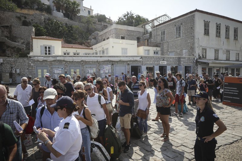 Ηδη από νωρίς το πρωί, πριν τις 7, οι τουρίστες σχημάτιζαν ουρές στο τουριστικό γραφείο του νησιού για να εξασφαλίσουν ένα εισιτήριο