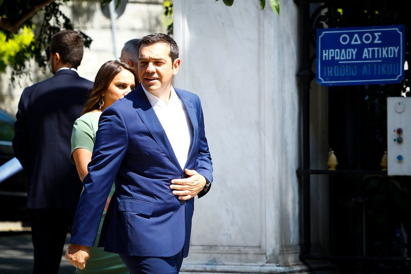 Λίγο πριν τις 14:00 έφτασε στο Προεδρικό ο Αλέξης Τσίπρας