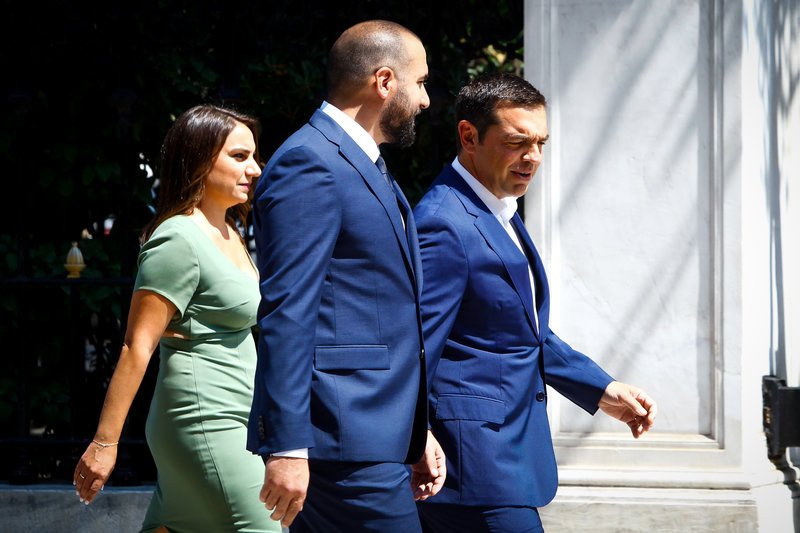 Αλέξης Τσίπρας και Δημήτρης Τζανακόπουλος κατά την είσοδό τους στο Προεδρικό