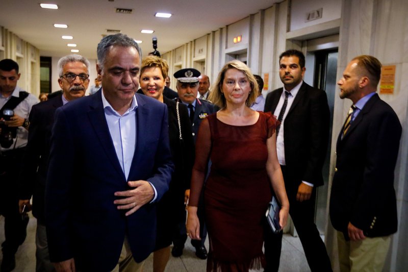 Με την ατζέντα ανά χείρας η Κατερίνα Παπακώστα ακολουθεί τον Πάνο Σκουρλέτη