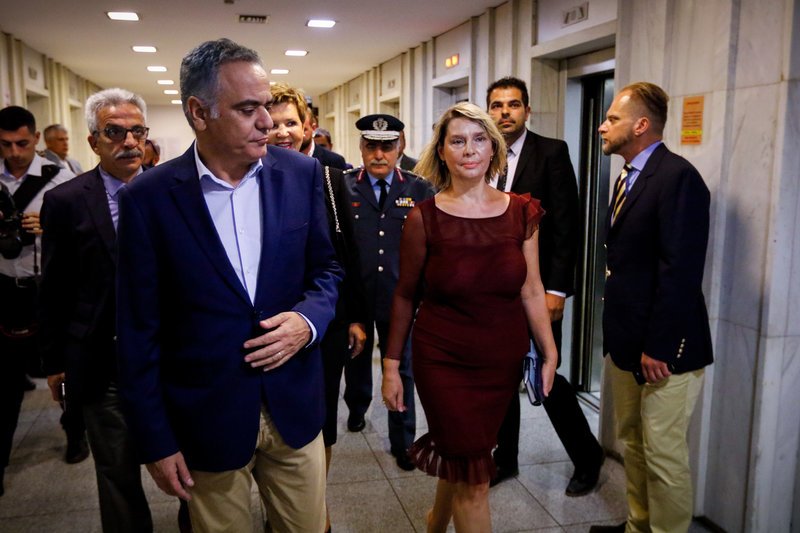 Η Ολγα Γεροβασίλη ακολουθεί, ένα βήμα πιο πίσω