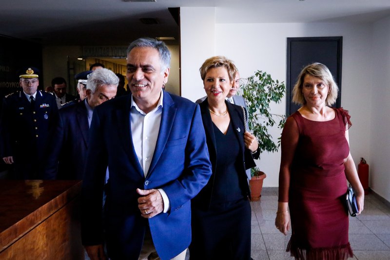 Σε πλήρη αντίθεση μεταξύ τους, η μία στα μαύρα και η άλλη στα κόκκινα