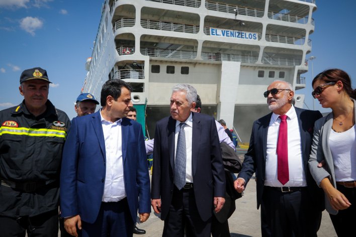 Τον κ. Κουβέλη συνόδευαν ο απερχόμενος υπουργός, Παναγιώτης Κουρουμπλής και τον αναπληρωτή υπουργός Ναυτιλίας, Νεκτάριος Σαντορινιός