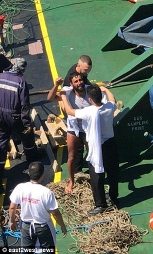 Ελληνας πλοίαρχος έσωσε ζευγάρι που επί 4 ημέρες πάλευε με τα κύματα στη Μαύρη Θάλασσα -Ηταν σε φουσκωτή βάρκα! [εικόνες] | iefimerida.gr 3