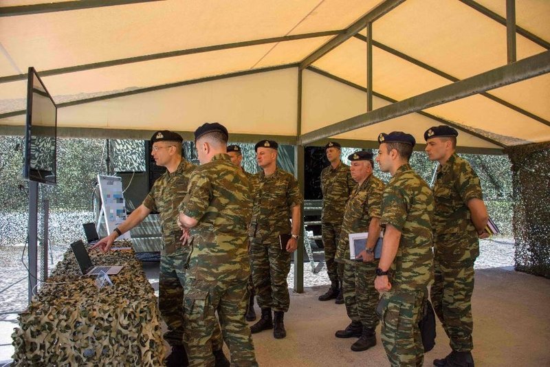 Ο αρχηγός ΓΕΣ ενημερώνεται για το έργο της 181 Μοίρας Κατευθυνόμενων Βλημάτων Hawk -Φωτογραφίες: ΥΕΘΑ/ΓΕΣ