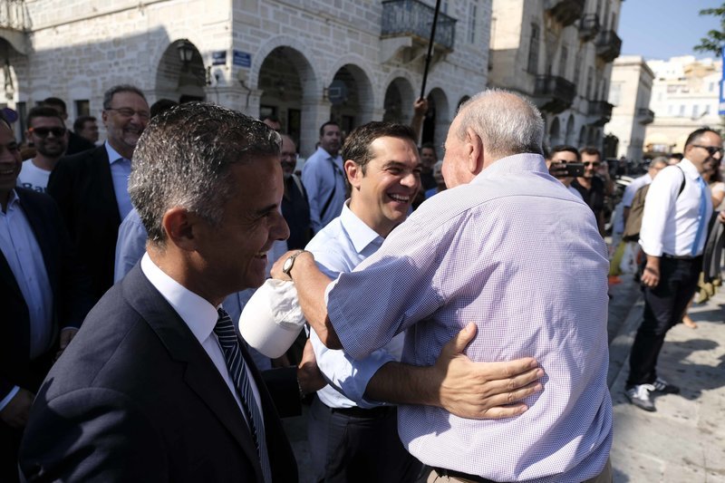 Στη Σύρο ο Τσίπρας -Νέες χειραψίες στο δρόμο, ως απάντηση στις κατηγορίες | iefimerida.gr 8