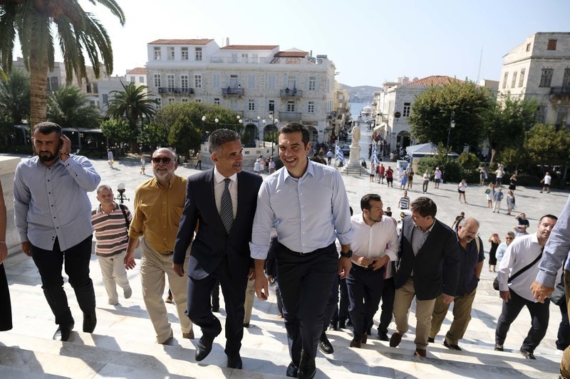 Στη Σύρο ο Τσίπρας -Νέες χειραψίες στο δρόμο, ως απάντηση στις κατηγορίες | iefimerida.gr 7