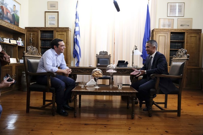 Στη Σύρο ο Τσίπρας -Νέες χειραψίες στο δρόμο, ως απάντηση στις κατηγορίες | iefimerida.gr 10
