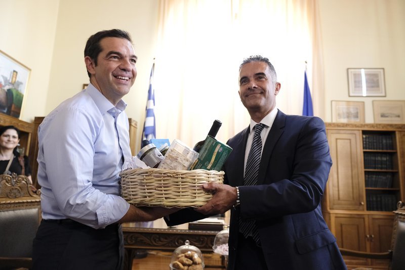 Ο δήμαρχος Γιώργος Μαραγκός πρόσφερε στον Αλέξη Τσίπρα ένα καλάθι με τοπικά προϊόντα.