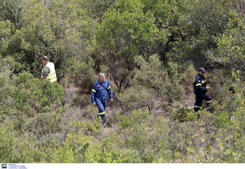 Οι άνδρες της πυροσβεστικής αναζητούν στοιχεία για την πτώση του μοιραίου αεροσκάφους- φωτογραφία eurokinissi