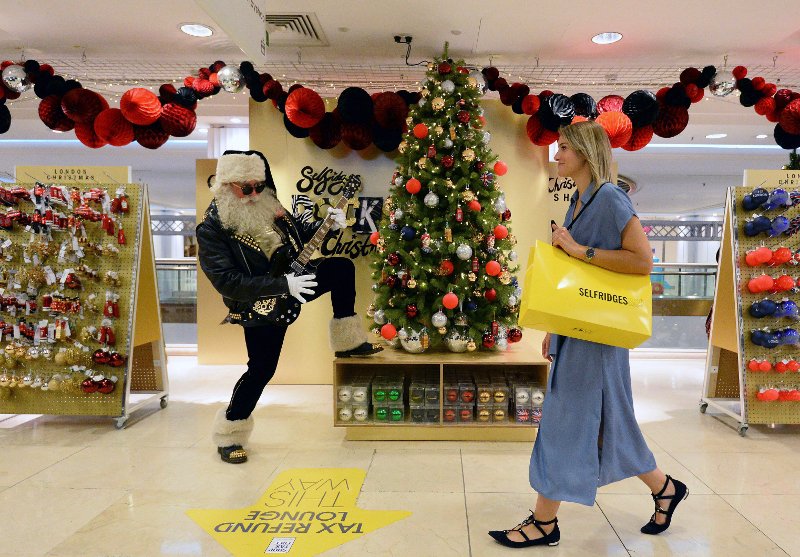 Στο Λονδίνο... έφτασαν τα Χριστούγεννα -Δένδρα, στολίδια και Αϊ-Βασίλης μέσα στον καύσωνα [εικόνες & βίντεο] | iefimerida.gr 0