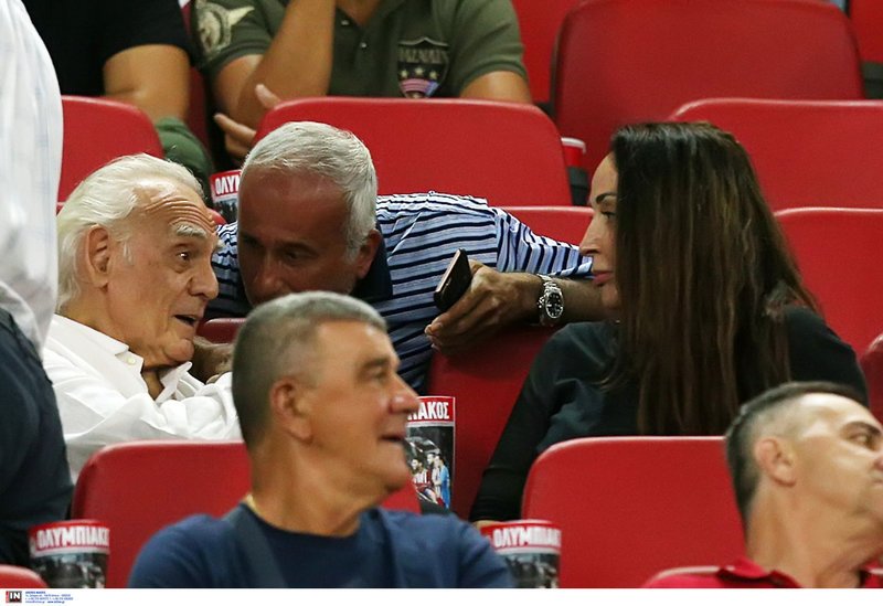 Ο Ακης Τσοχατζόπουλος πήγε γήπεδο -Είδε τον Ολυμπιακό παρέα με τη Βίκυ Σταμάτη [εικόνες] | iefimerida.gr 1