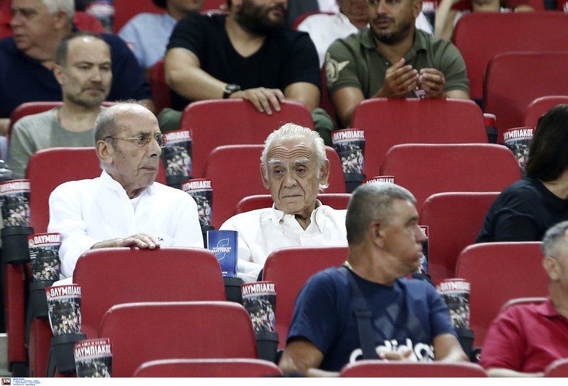 Ο πρώην υπουργός πήγε να δει μπάλα