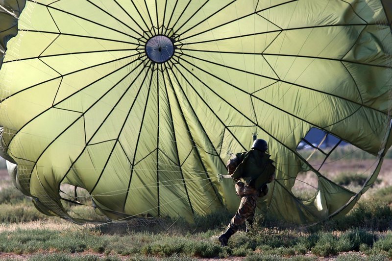 Δικά τους ουρανός και έδαφος -Οι αλεξιπτωτιστές του Στρατού  εντυπωσίασαν [εικόνες] | iefimerida.gr 10