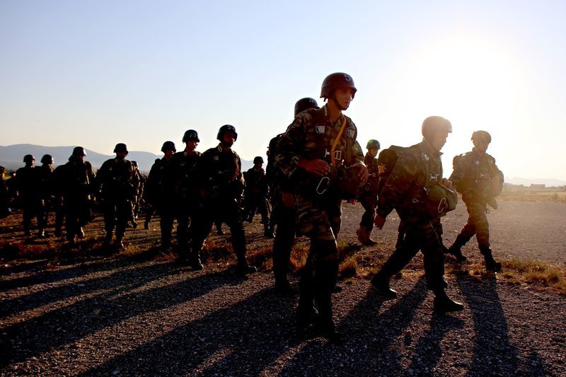 Δικά τους ουρανός και έδαφος -Οι αλεξιπτωτιστές του Στρατού  εντυπωσίασαν [εικόνες] | iefimerida.gr 1