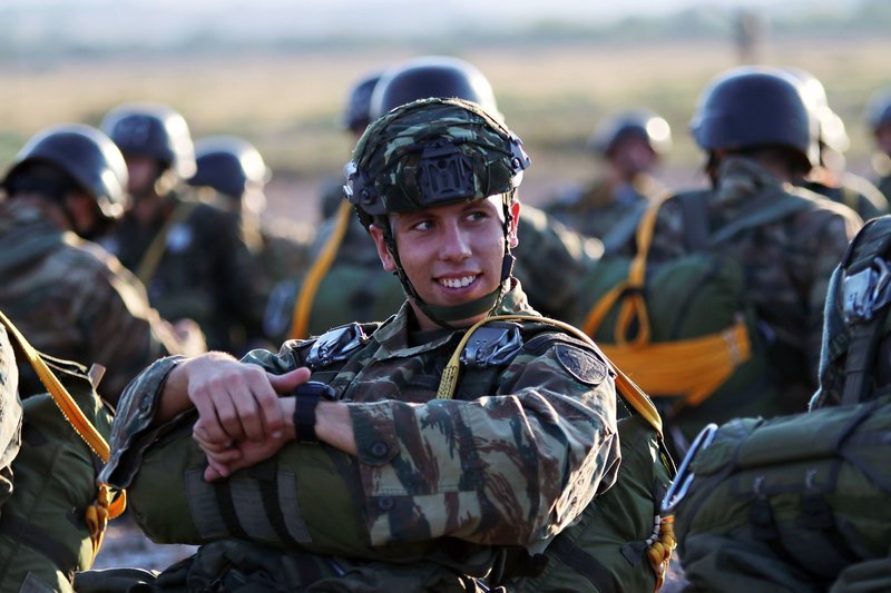 Δικά τους ουρανός και έδαφος -Οι αλεξιπτωτιστές του Στρατού  εντυπωσίασαν [εικόνες] | iefimerida.gr 3