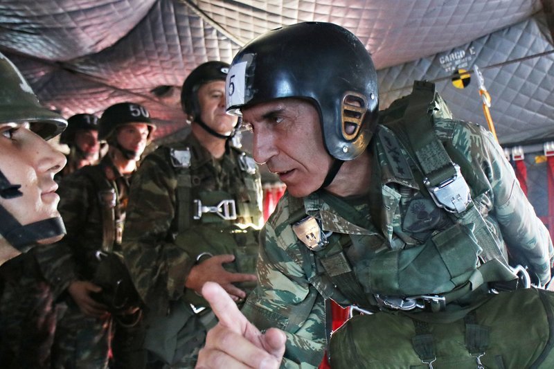 Δικά τους ουρανός και έδαφος -Οι αλεξιπτωτιστές του Στρατού  εντυπωσίασαν [εικόνες] | iefimerida.gr 4