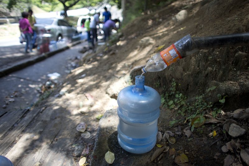 Στερεύουν οι βρύσες στη Βενεζουέλα -Αναβάλλουν χειρουργεία γιατί δεν έχουν νερό να πλύνουν τα εργαλεία! [εικόνες & βίντεο]  | iefimerida.gr 1
