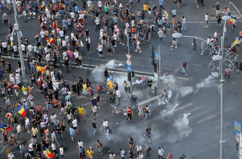 Ρουμανία: Αγριες συμπλοκές διαδηλωτών με αστυνομικούς [εικόνες & βίντεο] | iefimerida.gr 3