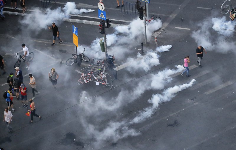 Ρουμανία: Αγριες συμπλοκές διαδηλωτών με αστυνομικούς [εικόνες & βίντεο] | iefimerida.gr 2