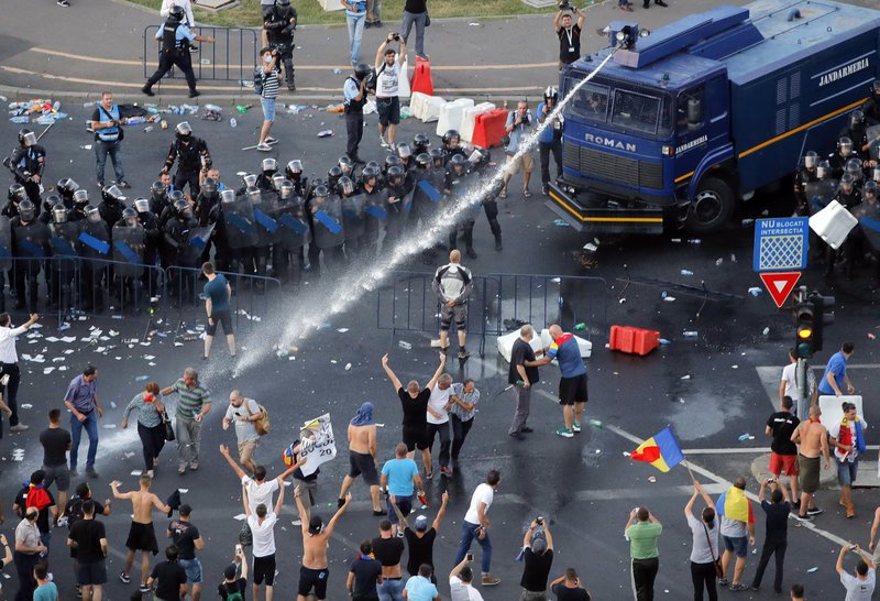 Βουκουρέστι: Αγριες συμπλοκές με 440 τραυματίες σε διαδηλώσεις κατά της κυβέρνησης [εικόνες] | iefimerida.gr 4