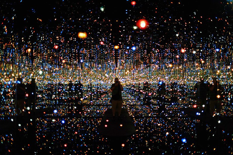 Μέσα στα «Infinity Mirror Rooms» της Κουσάμα