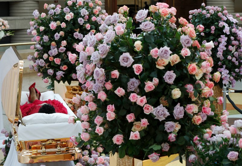 Η Αρίθα Φράνκλιν ήταν ντυμένη στα κόκκινα και είχε τοποθετηθεί σε χρυσό φέρετρο περιτριγυρισμένο από λουλούδια.