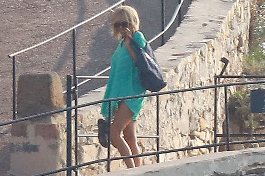 Η Μπριζίτ Μακρόν, με σούπερ μίνι, κάνει διακοπές σε πύργο [εικόνες] | iefimerida.gr 1