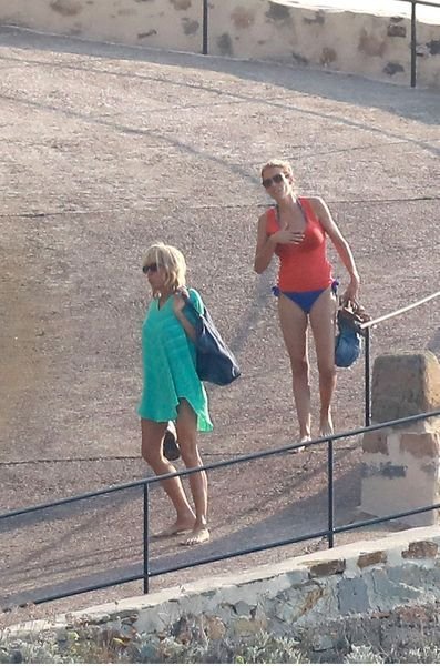 Η Μπριζίτ Μακρόν, με σούπερ μίνι, κάνει διακοπές σε πύργο [εικόνες] | iefimerida.gr 2