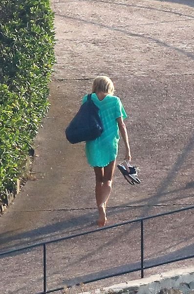 Η Μπριζίτ Μακρόν, με σούπερ μίνι, κάνει διακοπές σε πύργο [εικόνες] | iefimerida.gr 3