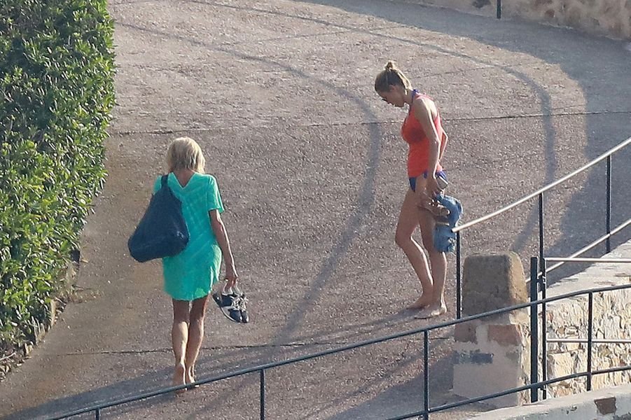 Η Μπριζίτ Μακρόν, με σούπερ μίνι, κάνει διακοπές σε πύργο [εικόνες] | iefimerida.gr 4