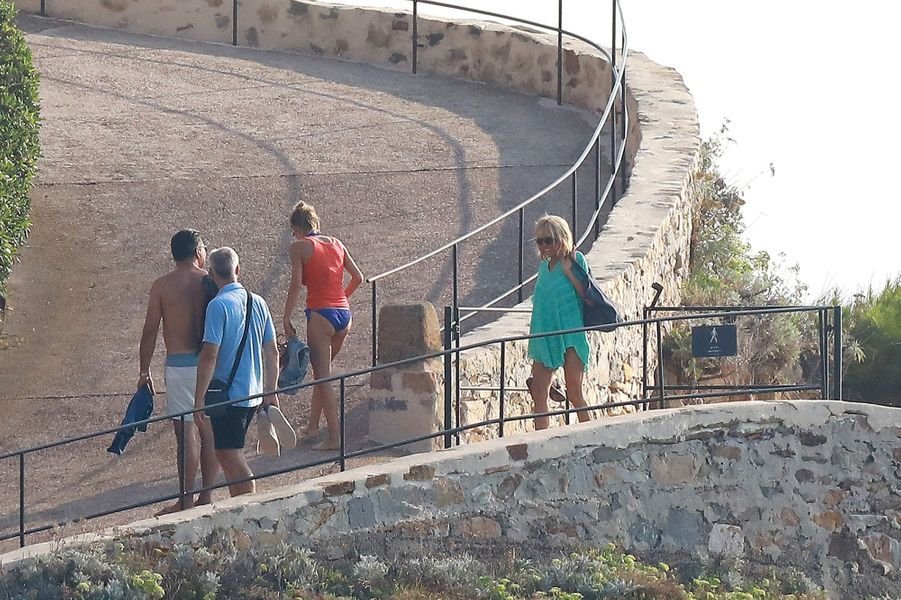 Η Μπριζίτ Μακρόν, με σούπερ μίνι, κάνει διακοπές σε πύργο [εικόνες] | iefimerida.gr 5