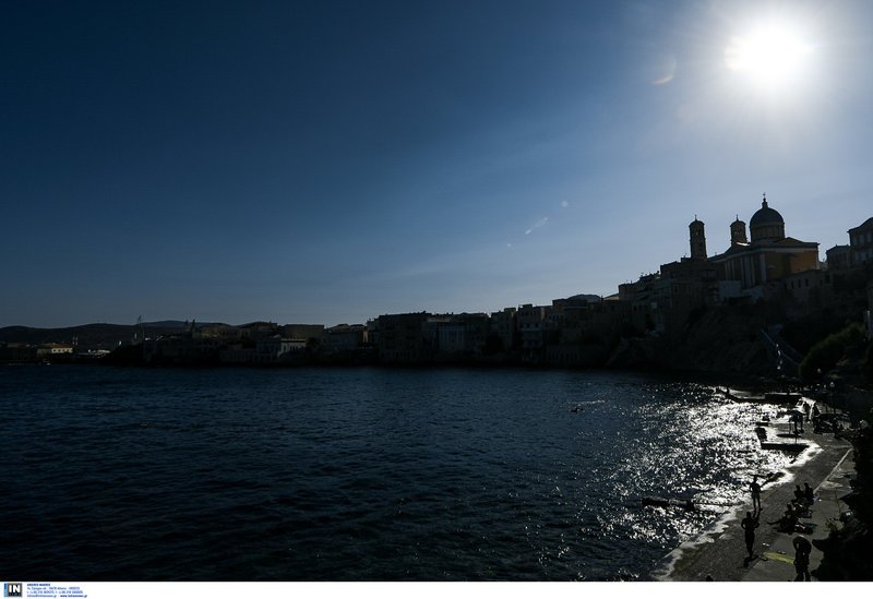 Στην αριστοκρατική συνοικία Βαπόρια Σύρου δεσπόζει και ο επιβλητικός ναός του Αγίου Νικολάου των Πλουσίων