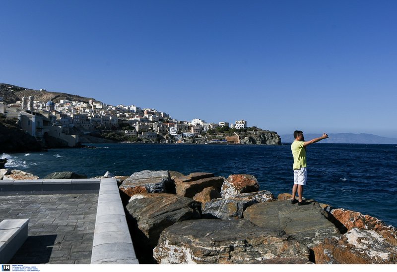 Βαπόρια: Ισως η ομορφότερη συνοικία της Σύρου με τα καπετανόσπιτα -Μοιάζουν να κρέμονται από τα βράχια [εικόνες] | iefimerida.gr 11