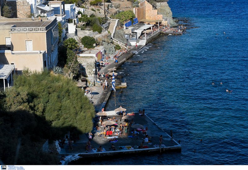 Βαπόρια: Ισως η ομορφότερη συνοικία της Σύρου με τα καπετανόσπιτα -Μοιάζουν να κρέμονται από τα βράχια [εικόνες] | iefimerida.gr 10