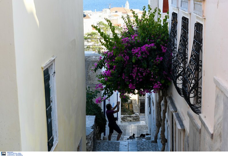 Βαπόρια: Ισως η ομορφότερη συνοικία της Σύρου με τα καπετανόσπιτα -Μοιάζουν να κρέμονται από τα βράχια [εικόνες] | iefimerida.gr 9