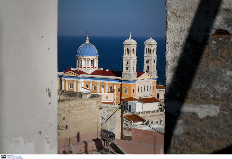 Βαπόρια: Ισως η ομορφότερη συνοικία της Σύρου με τα καπετανόσπιτα -Μοιάζουν να κρέμονται από τα βράχια [εικόνες] | iefimerida.gr 8