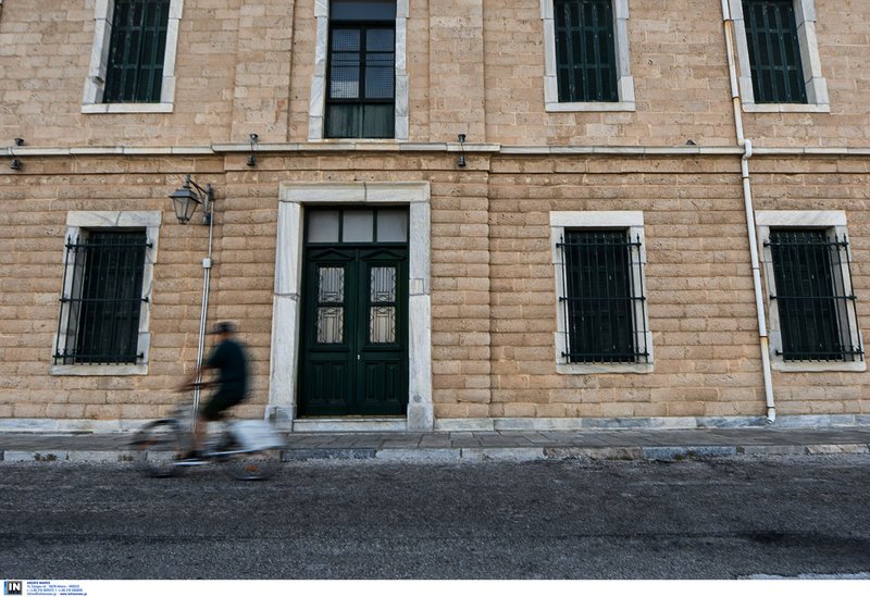 Βαπόρια: Ισως η ομορφότερη συνοικία της Σύρου με τα καπετανόσπιτα -Μοιάζουν να κρέμονται από τα βράχια [εικόνες] | iefimerida.gr 4