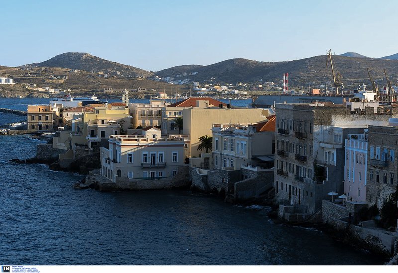 Τα μοναδικά ψηλοτάβανα αρχοντικά με εντυπωσιακές τοιχογραφίες, ξυλόγλυπτες πόρτες, μαρμάρινα μπαλκόνια, ξύλινα πατώματα